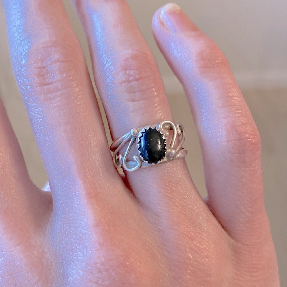 Onyx & sterling silver ring. Size 4.